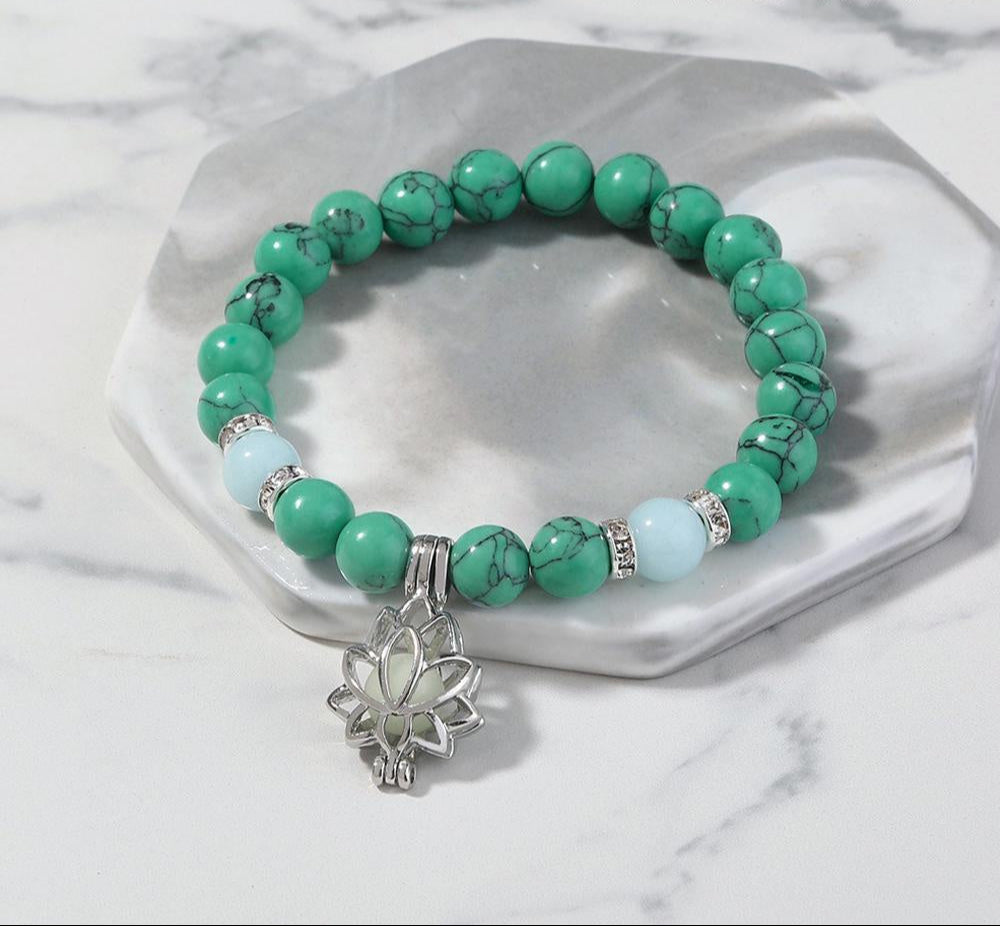 Gift-ready bracelet with glowing stones